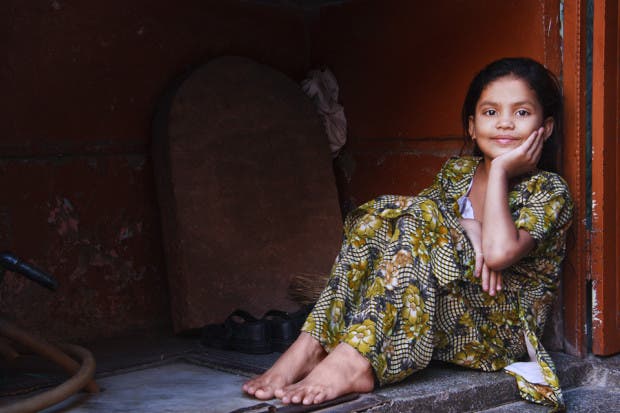 niña hindú feliz