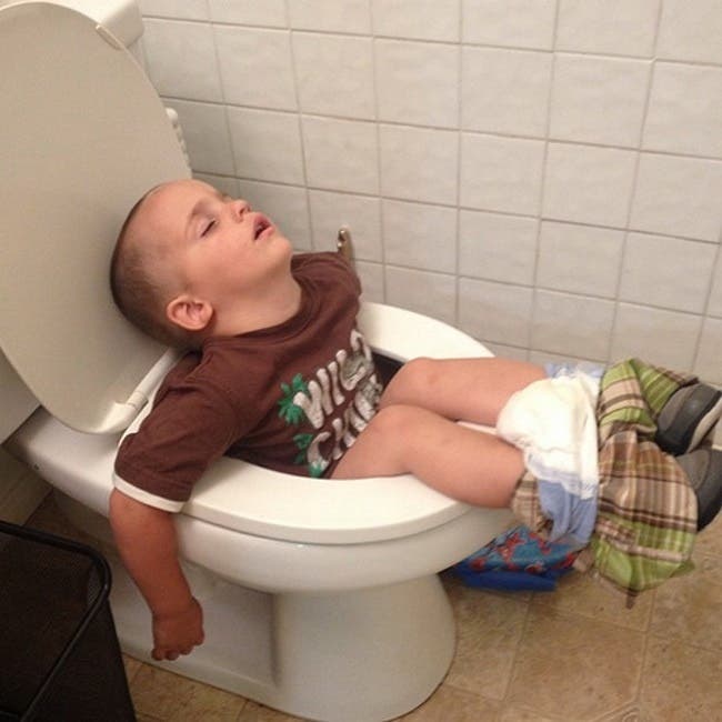 nino-duerme-wc