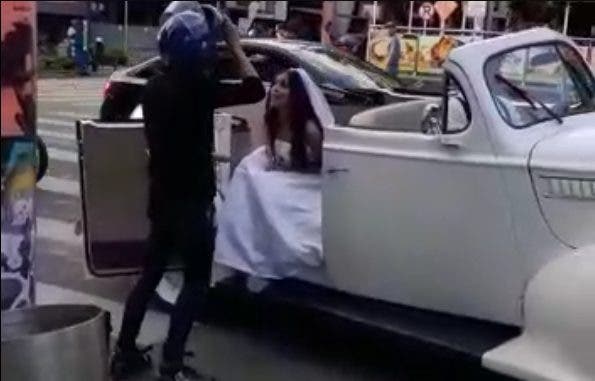 El vídeo viral de la novia que fue interceptada por su ex besándola y