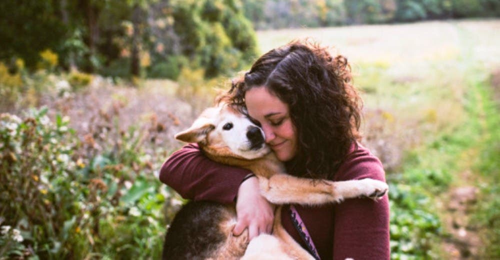 Le dice adiós a su perrita de 16 años con la más conmovedora sesión de fotos