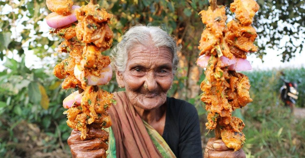 Tiene 106 años y su nieto la convirtió en la youtuber más famosa de la India