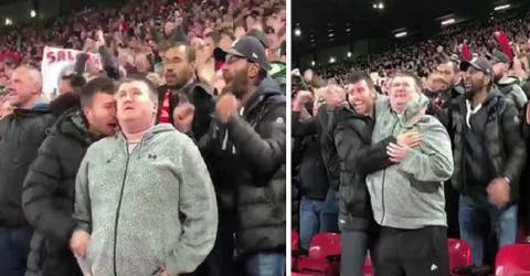 Dulce momento en el que un aficionado celebra un gol con su primo ciego y se lo describe al oído