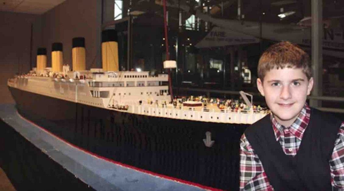Un niño autista construye la más grande réplica del Titanic en el mundo sólo con piezas de Lego