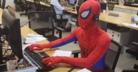 Renuncia a su trabajo y asiste el último día vestido con un traje de Spiderman