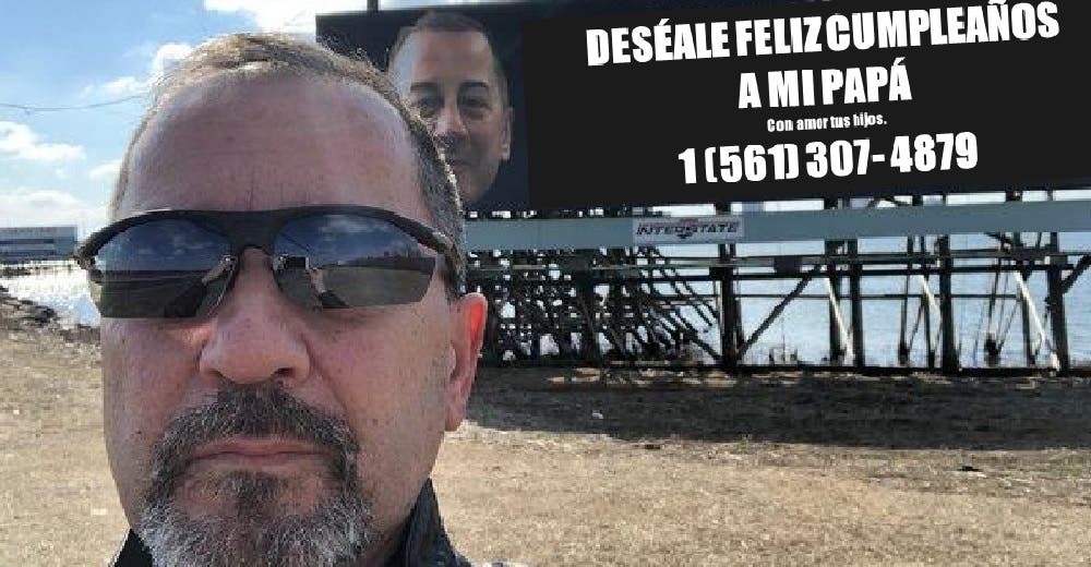 Recibe miles de llamadas en su cumpleaños gracias al gracioso cartel que publicaron sus hijos