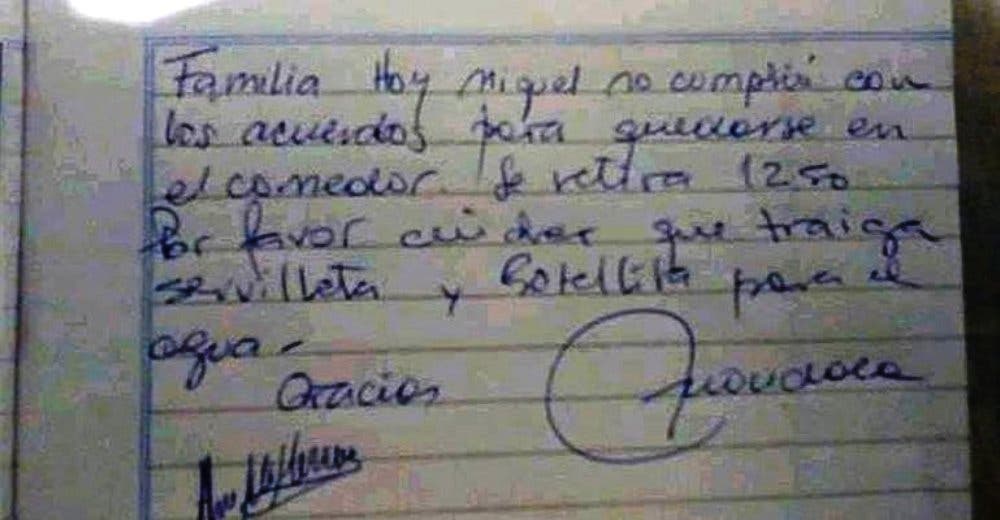 Deja sin comer a 4 niños en la escuela porque olvidaron llevar servilleta y botella para el agua