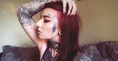 Renuncia a su trabajo y se hace un extraño tatuaje en la cara para obligarse a cumplir su sueño