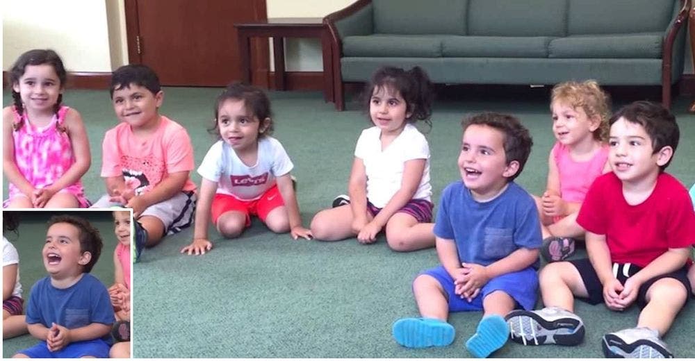 Maestra pide a los niños que aplaudan– Se detiene la música y el pequeño de azul se roba el show