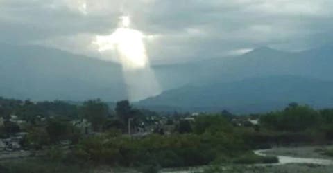 Una imagen de Cristo aparece en el cielo abrazando la ciudad ante el asombro de todos