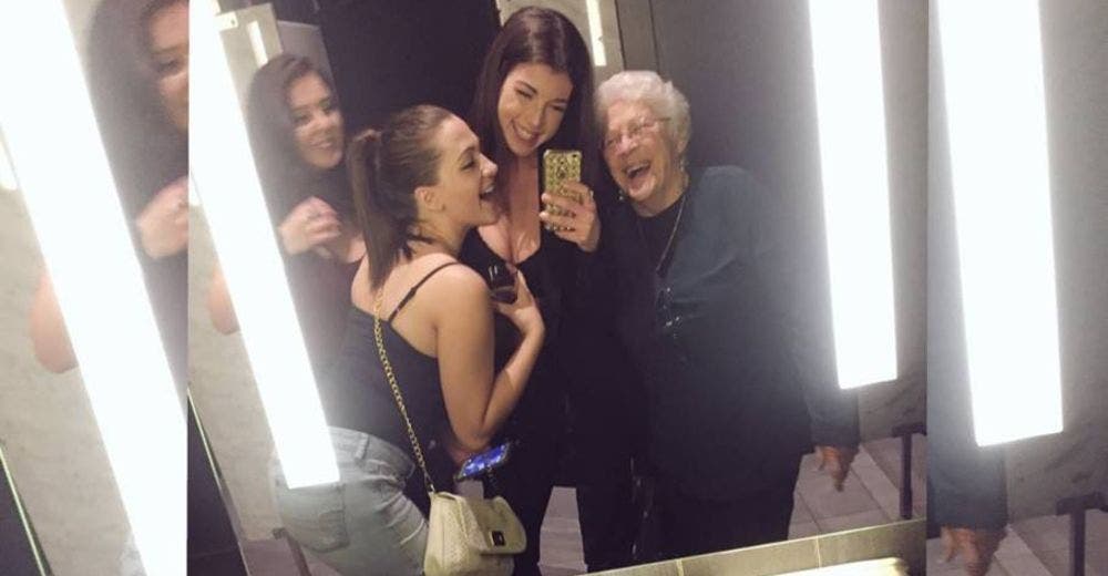 Un grupo de amigas se conmueve con las palabras de una abuelita en el baño