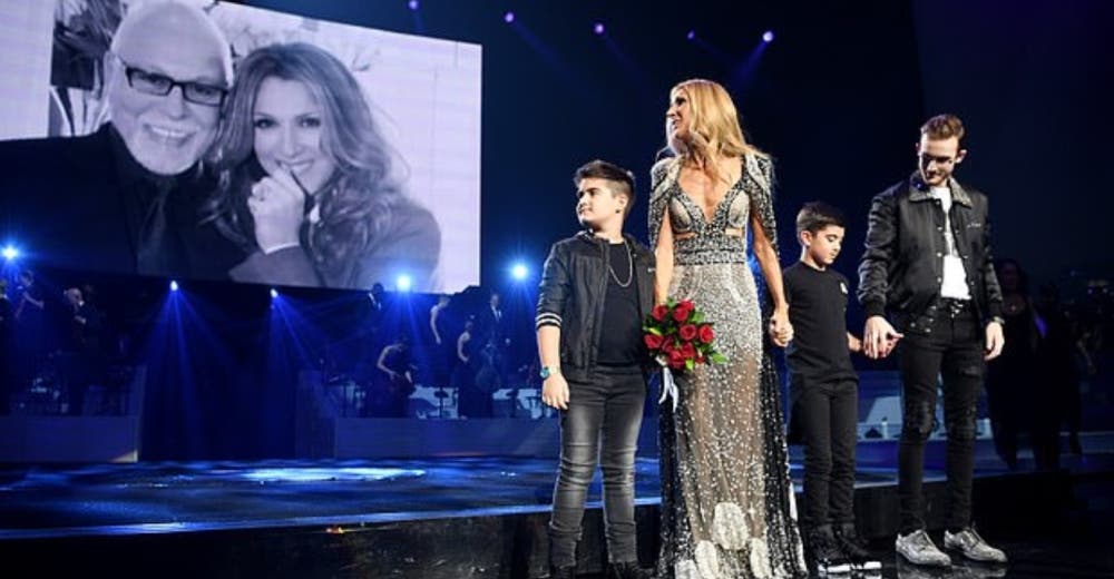 Céline Dion le rinde un emotivo homenaje a su fallecido esposo en el escenario junto a sus hijos