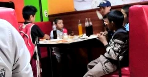 Un grupo de niños termina compartiendo su comida con un pequeño que vendía dulces para vivir