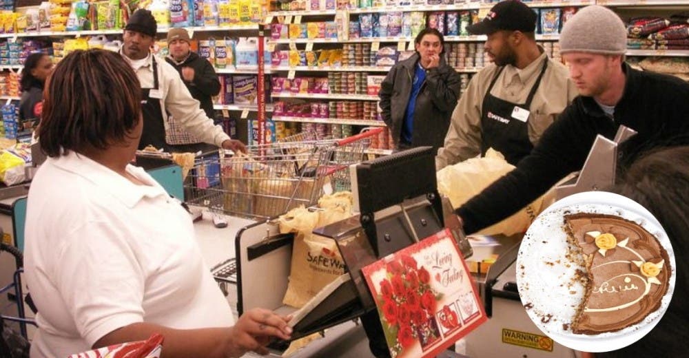 Una atrevida mujer se come la mitad de un pastel en el supermercado para obtener una rebaja