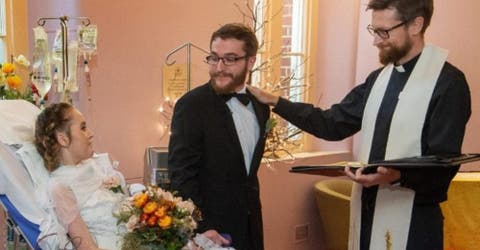 Celebran su boda en la unidad de cuidados intensivos demostrando que su amor es invencible