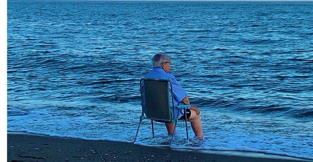 La imagen viral del anciano llorando frente al mar emociona a miles de personas