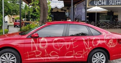 Una mujer engañada escribe un mensaje sobre el auto de su ex pareja y se hace viral