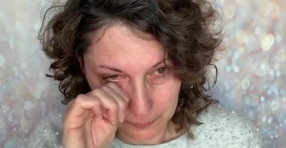 La despedida de la youtuber que despertó con un dolor de cabeza que resultó ser cáncer terminal