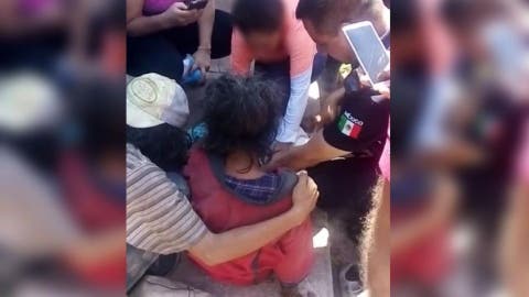 Graban el momento en el que una mujer da a luz en la calle auxiliada por unos vecinos y policías