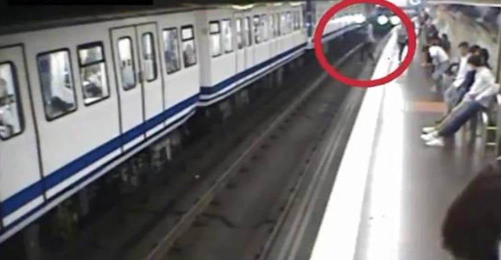 Se cae sobre los rieles del metro por caminar con la mirada fija en la pantalla de su móvil