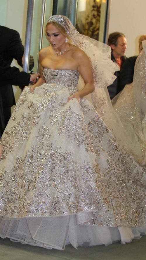 Cuna Entretener empujar Jennifer Lopez aparece con un extravagante vestido de novia ante el asombro  de todos - Viralistas.com