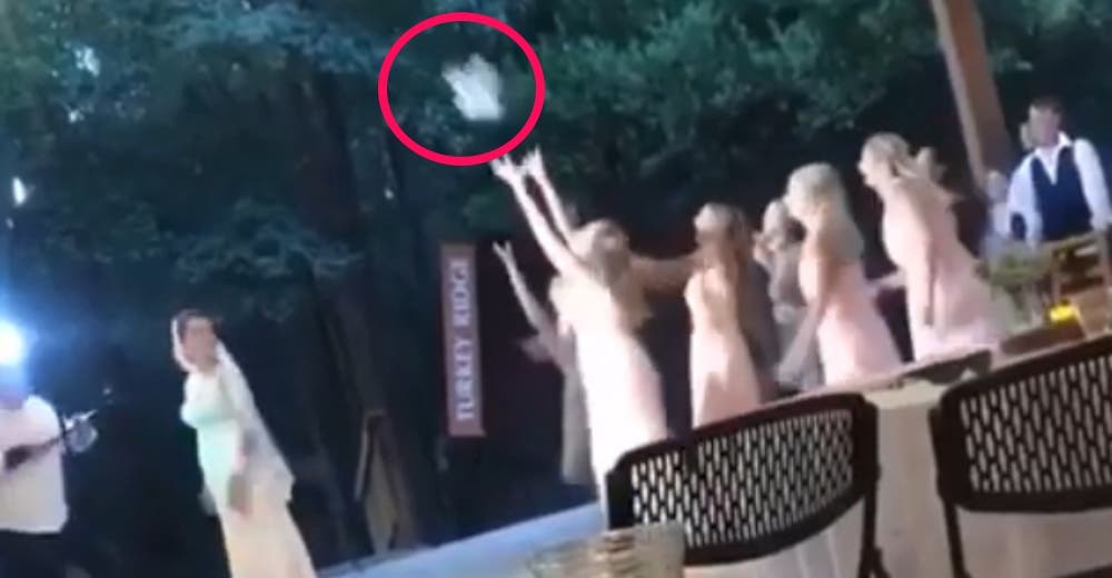 Atrapa el ramo de novia sin imaginar que la reacción de su novio arruinaría la boda