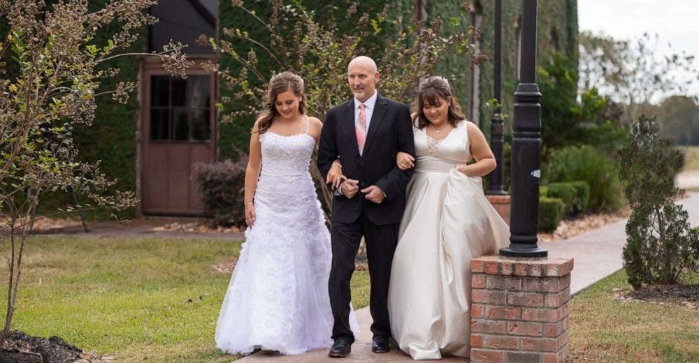 Dos hermanas celebran su boda aunque no tienen novio para cumplir un último deseo