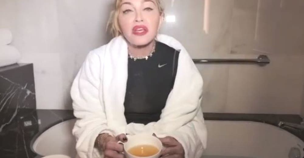 Madonna Enciende Las Redes Al Aparecer En Un Vdeo Bebindose Su Propia