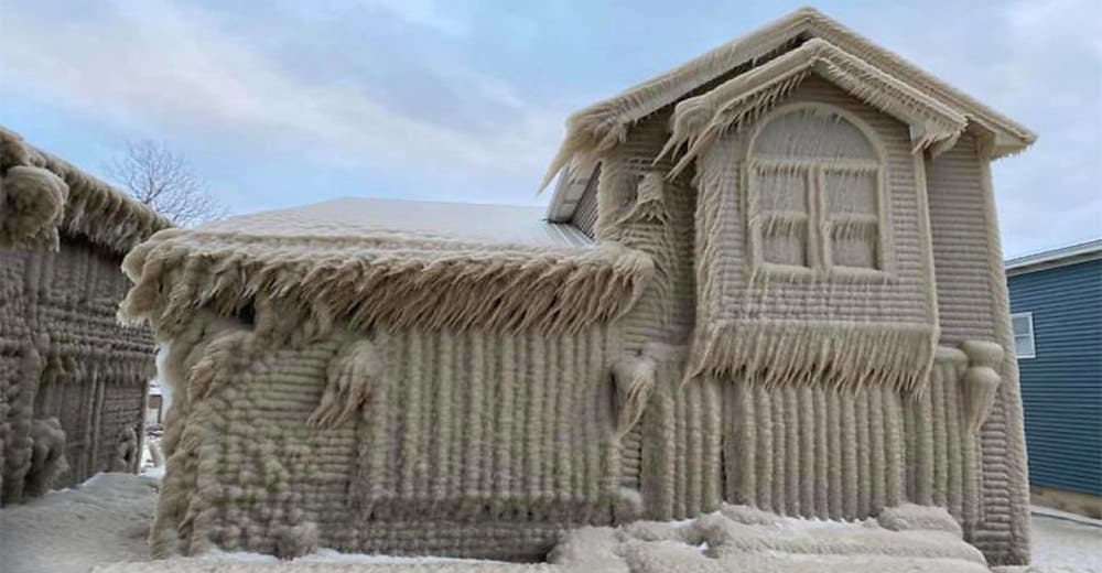 Las impactantes fotos de las casas que fueron cubiertas de una espesa y peligrosa capa de hielo