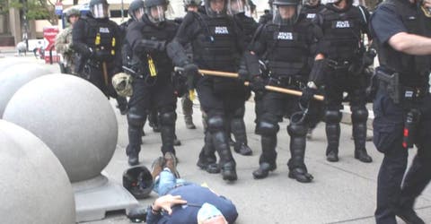 El primer mensaje del hombre de 75 años empujado por la policía por protestar contra el racismo