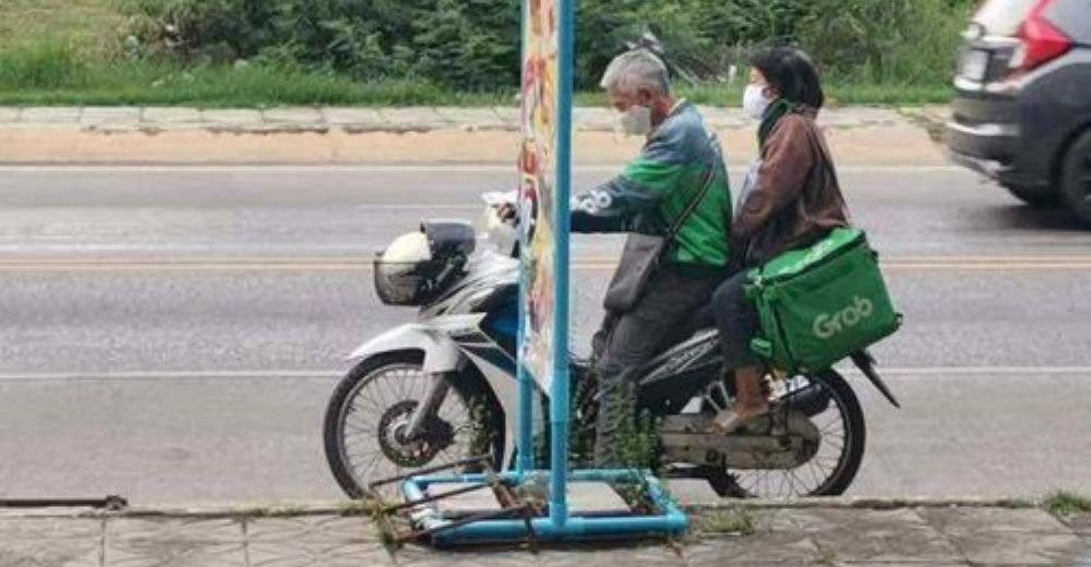 Difunden cómo trabaja esta pareja de ancianos en moto repartiendo comida en plena pandemia