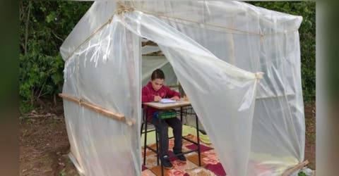 A los 11 años se ve obligado a permanecer dentro de una sencilla carpa para poder estudiar