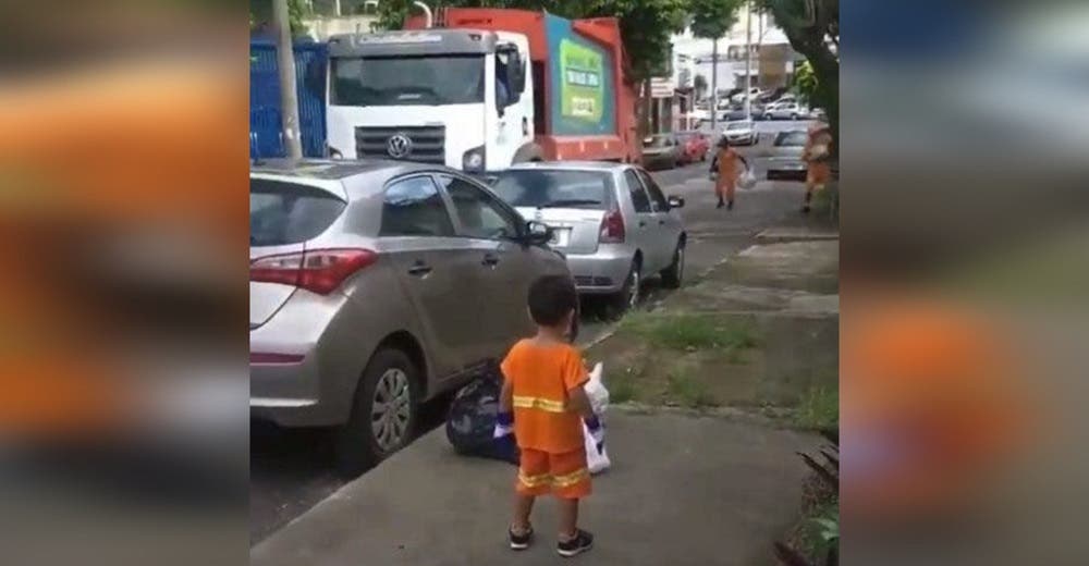 Un humilde niño espera ansioso a los recolectores de basura vestido como ellos para ayudarlos