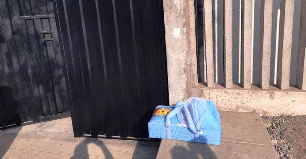 Abandona a su bebé recién nacida en la puerta de un albergue con un biberón y una nota