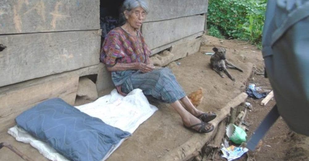 Su hijo la deja desamparada en la calle después de que le entregó todo para que pudiera estudiar