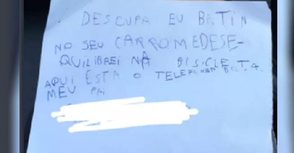 Cuando se acerca a su auto golpeado encuentra una nota escrita por un niño de 7 años