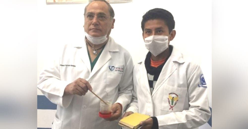 Un médico crea un parche hecho de cera de colmena y miel de abeja que cura el pie diabético