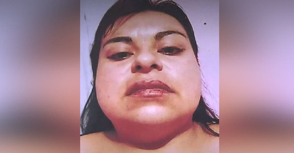 Le hacen un maquillaje permanente y cuando terminan le piden que cubra su rostro