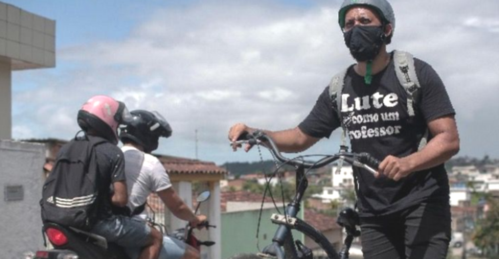 Recorre varios kilómetros en bicicleta para velar por los niños que sufren en sus humildes casas