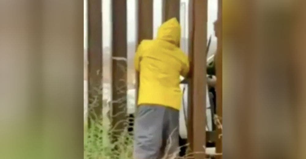 Un policía se acerca a un inmigrante que vende comida en la frontera sin saber que lo grababan