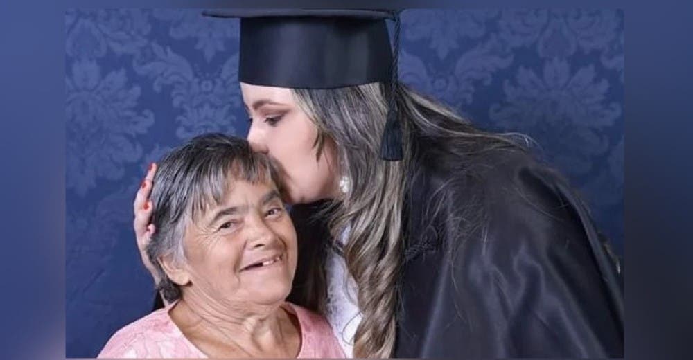 Celebra su graduación junto a su madre con Síndrome de Down callando a quienes no creían en ella