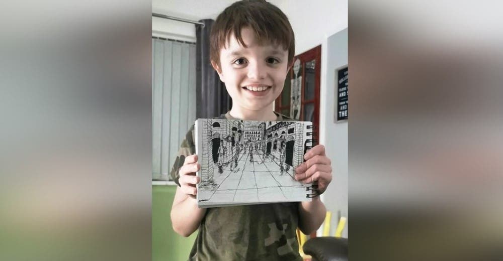 Un niño autista de 11 años memoriza cada paisaje para dibujar cada detalle a la perfección