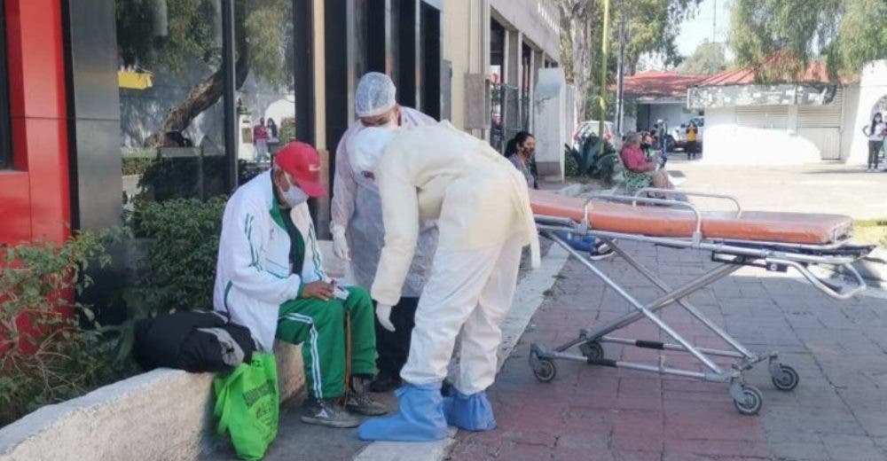 Rescatan a un hombre de 79 años rechazado por su familia «porque se contagió de COVID-19»