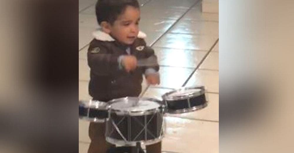 Un niño de 2 años nace con un prodigioso talento y toca batería como un profesional