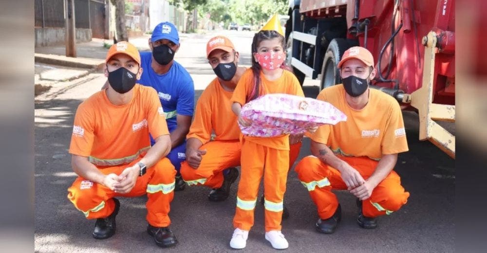 «Quiere ser barrendera» – Celebra su cumpleaños número 6 con los barrenderos de la ciudad