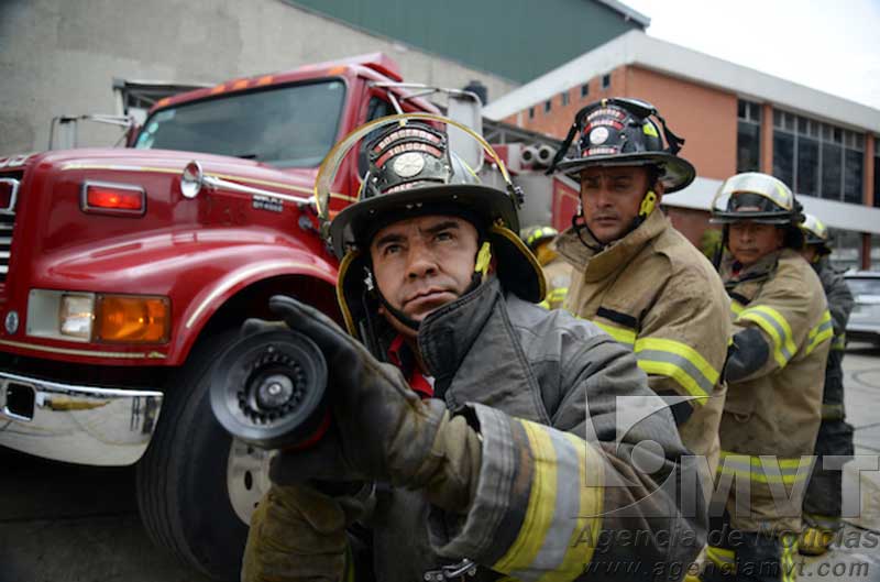 Un Bombero Reacciona Justo A Tiempo Para Salvar A Una Niña Y A Su ...