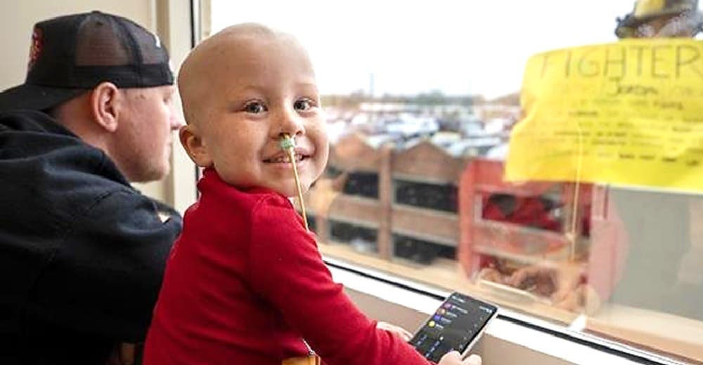 «Vi a mi hijo ganarle al cáncer»- Celebran en el hospital que su hijo de 4 años logró sobrevivir