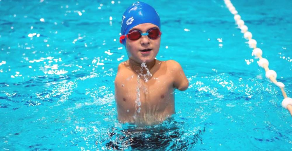 Aunque no tiene brazos un niño de 10 años es reconocido como el mejor atleta de su país