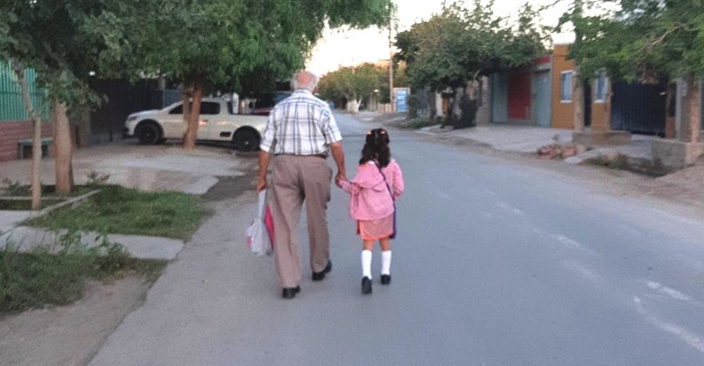 Lleva a su bisnieta de la mano a su primer día de clases porque su madre no pudo estar