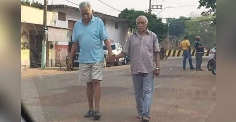 Captan a dos abuelitos caminando juntos cada día tomados de la mano