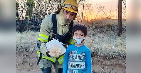 Un niño de 5 años renuncia a todo el dinero de sus ahorros para agradecerles a los bomberos